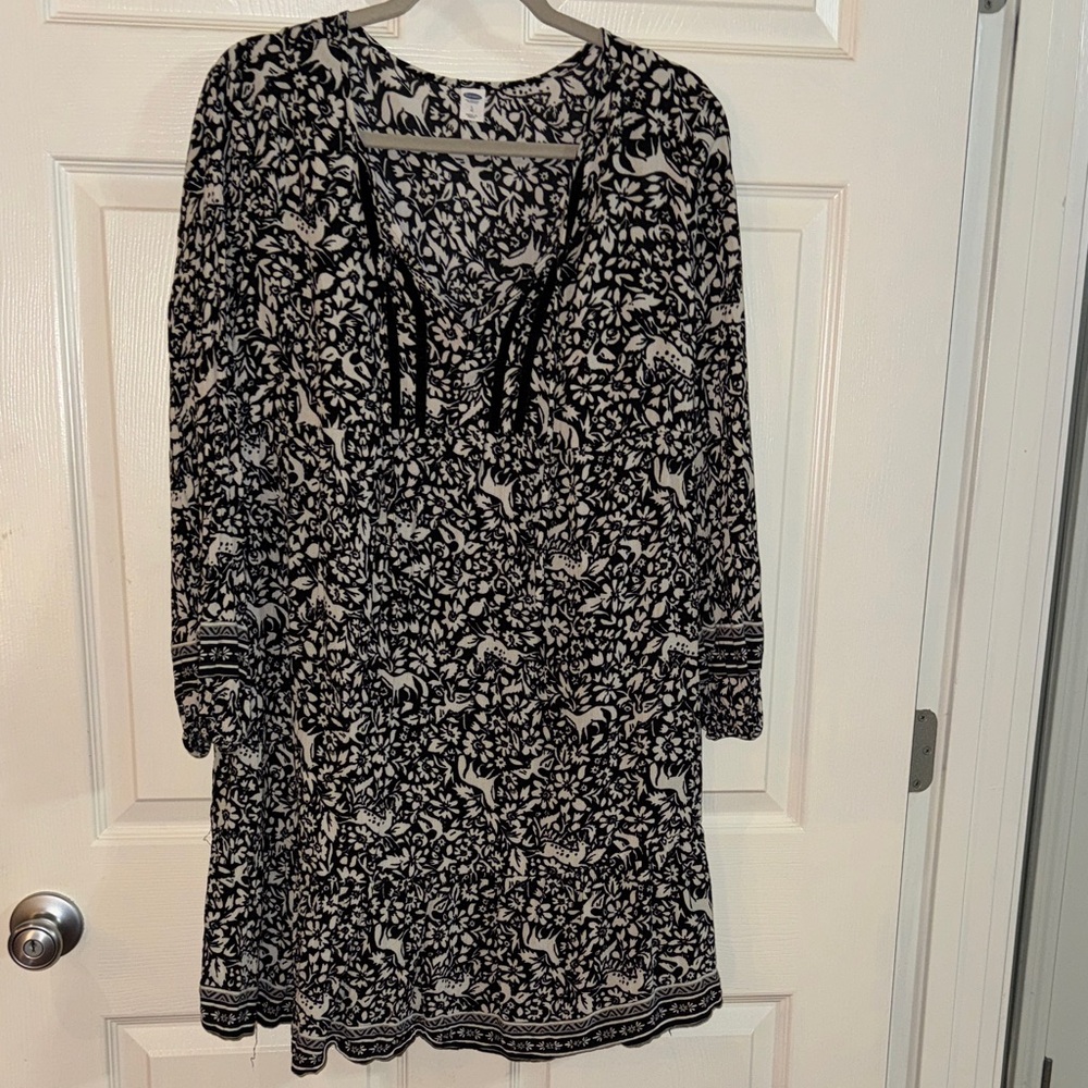 Old Navy Black and White Floral Long-Sleeve Dress